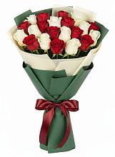 Букет Микс из красных и белых роз в Песчанке