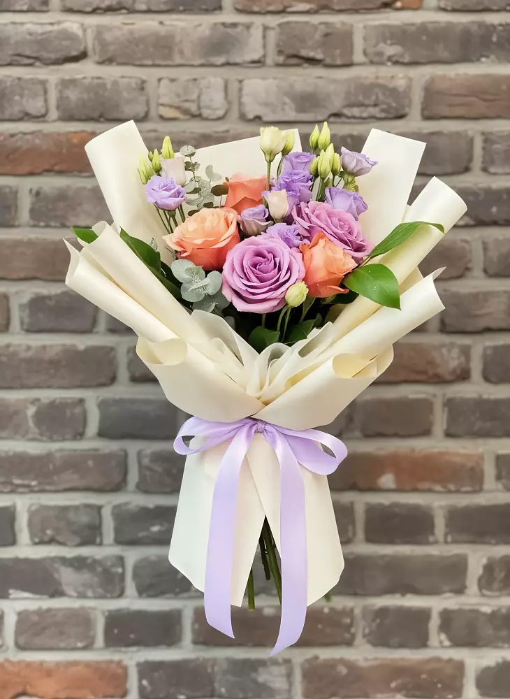 Букет цветов из: Лизиантусы и Розы в Песчанке