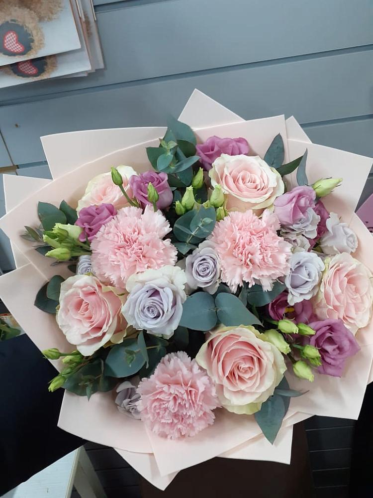 Букет цветов из: Розы, Гвоздики и Лизиантусы в Песчанке